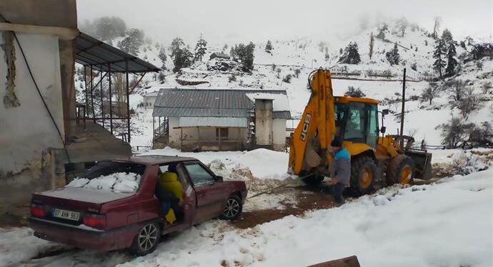 YAYLA YOLLARINDA MAHSUR KALAN VATANDAŞLARIN YARDIMINA ALANYA BELEDİYESİ EKİPLERİ YETİŞTİ