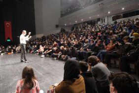 YAZAR BEKİR DEVELİ’NİN HAYRANLARI KÜLTÜR MERKEZİ’Nİ DOLDURDU