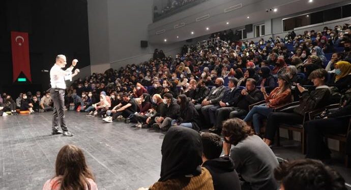 YAZAR BEKİR DEVELİ’NİN HAYRANLARI KÜLTÜR MERKEZİ’Nİ DOLDURDU