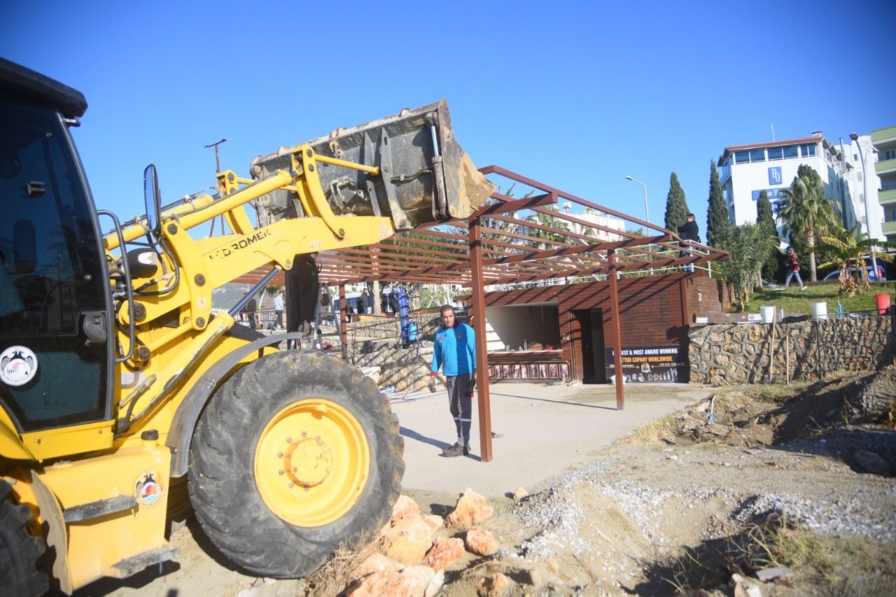 Sahil büfelerinin yıkımı başladı