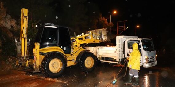 ALANYA BELEDİYESİ 7/24 GÖREV BAŞINDA SEL, SU BASKINI, KAPANAN YOLLARA VE VATANDAŞLARIN TALEPLERİNE ANINDA MÜDAHALE EDİLİYOR