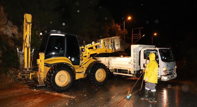 ALANYA BELEDİYESİ 7/24 GÖREV BAŞINDA SEL, SU BASKINI, KAPANAN YOLLARA VE VATANDAŞLARIN TALEPLERİNE ANINDA MÜDAHALE EDİLİYOR