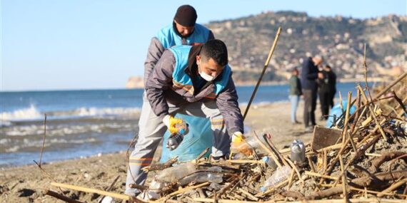 ALANYA BELEDİYESİ YAĞIŞLARIN ARDINDAN SAHİLLERDE TEMİZLİĞE BAŞLADI