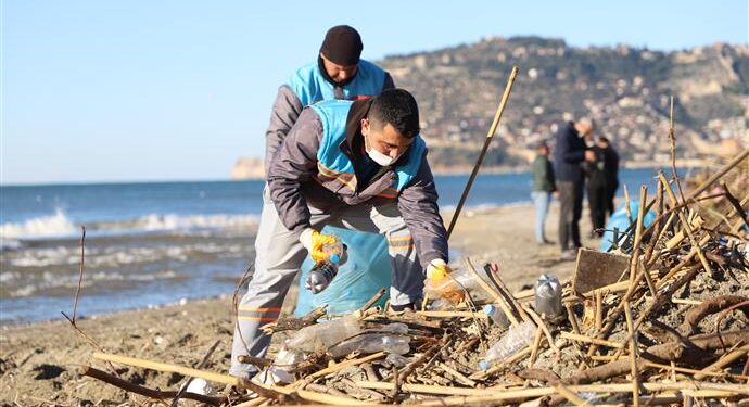 ALANYA BELEDİYESİ YAĞIŞLARIN ARDINDAN SAHİLLERDE TEMİZLİĞE BAŞLADI