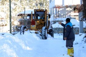 ALANYA BELEDİYESİ’NDEN YAYLALARDA KAR MESAİSİ KARDAN MAHSUR KALANLAR KURTARILIRKEN KAPANAN YOLLAR AÇILDI