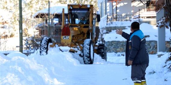 ALANYA BELEDİYESİ’NDEN YAYLALARDA KAR MESAİSİ KARDAN MAHSUR KALANLAR KURTARILIRKEN KAPANAN YOLLAR AÇILDI