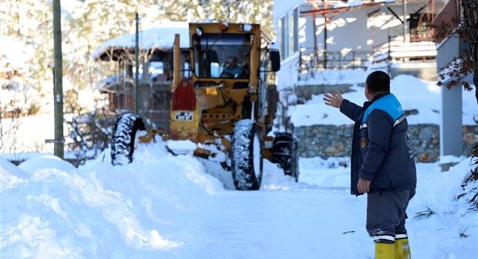 ALANYA BELEDİYESİ’NDEN YAYLALARDA KAR MESAİSİ KARDAN MAHSUR KALANLAR KURTARILIRKEN KAPANAN YOLLAR AÇILDI