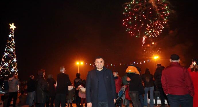 BAŞKAN YÜCEL YENİ YILDA GÖREV BAŞINDAKİ KOLLUK KUVVETLERİNİ VE SAĞLIK ÇALIŞANLARINI UNUTMADI