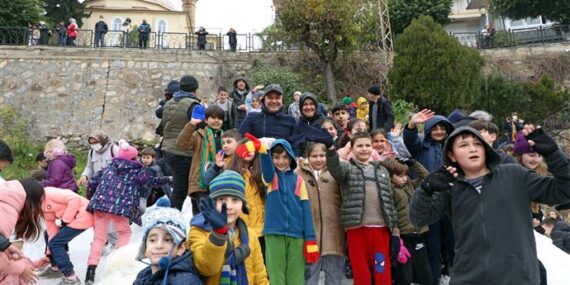 BAŞKAN YÜCEL’DEN ÇOCUKLARA KARNE HEDİYESİ 7’DEN 77’YE KATILIMCI TOROSLARIN ZİRVESİNDEN GELEN 500 TON KARLA DOYASIYA EĞLENDİ