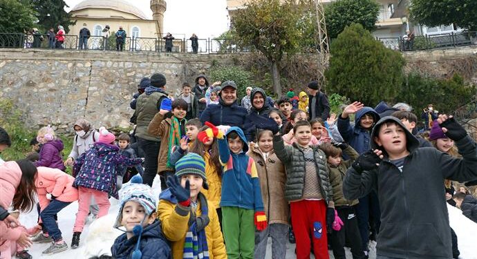BAŞKAN YÜCEL’DEN ÇOCUKLARA KARNE HEDİYESİ 7’DEN 77’YE KATILIMCI TOROSLARIN ZİRVESİNDEN GELEN 500 TON KARLA DOYASIYA EĞLENDİ