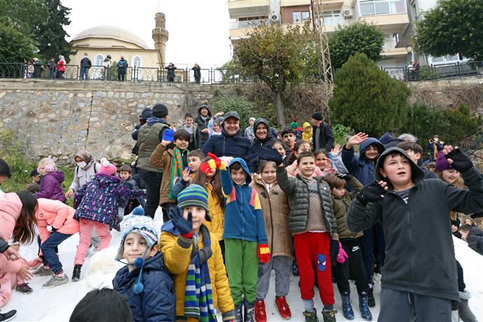 BAŞKAN YÜCEL’DEN ÇOCUKLARA KARNE HEDİYESİ 7’DEN 77’YE KATILIMCI TOROSLARIN ZİRVESİNDEN GELEN 500 TON KARLA DOYASIYA EĞLENDİ