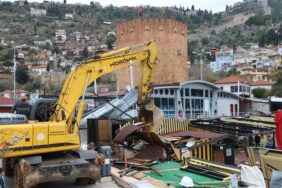 İSKELE’DEKİ KAÇAK YAPILAR TEK TEK YIKILDI