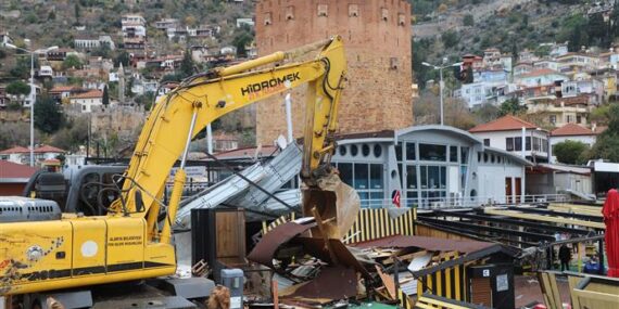 İSKELE’DEKİ KAÇAK YAPILAR TEK TEK YIKILDI