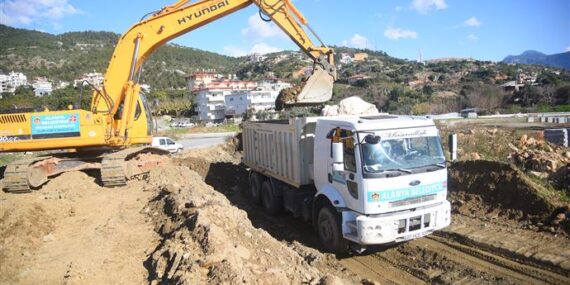 MERKEZDE 30 METRELİK İMAR YOLUNDA ÇALIŞMALAR DEVAM EDİYOR