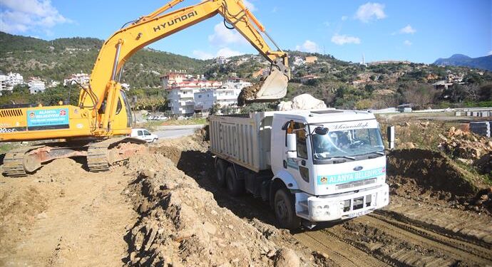 MERKEZDE 30 METRELİK İMAR YOLUNDA ÇALIŞMALAR DEVAM EDİYOR