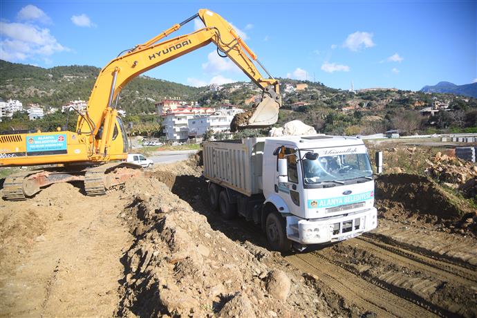 MERKEZDE 30 METRELİK İMAR YOLUNDA ÇALIŞMALAR DEVAM EDİYOR