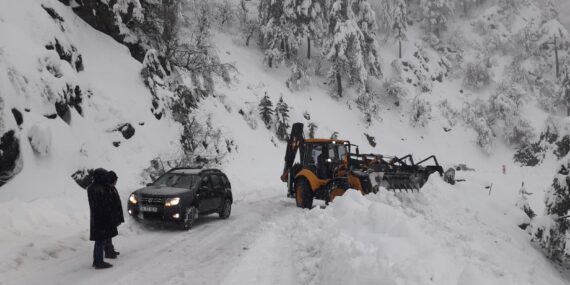 Kuşyuvası yolu kardan kapandı