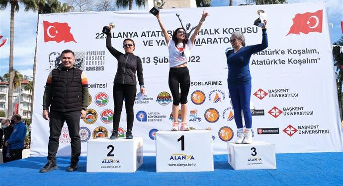 22. ALANYA ATATÜRK HALK KOŞUSU VE YARI MARATONU YAPILDI