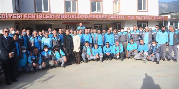 ALANYA BELEDİYESİ FEN İŞLERİ OPERATÖRLERİNE GÜVENLİ SÜRÜŞ TEKNİKLERİ VE ZİNCİR TAKMA EĞİTİMİ VERİLDİ
