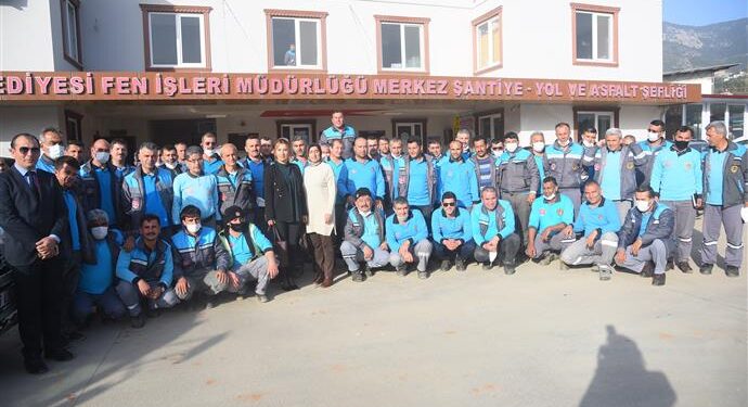 ALANYA BELEDİYESİ FEN İŞLERİ OPERATÖRLERİNE GÜVENLİ SÜRÜŞ TEKNİKLERİ VE ZİNCİR TAKMA EĞİTİMİ VERİLDİ