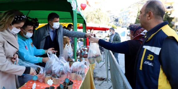 ALANYA BELEDİYESİ’NDEN 14 ŞUBAT SÜRPRİZİ 10 BİN ÇİÇEĞİN DAĞITIMINA BAŞLANDI