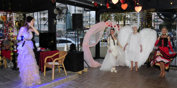 Paris Cafe’de  romantik 14 Şubat gecesi