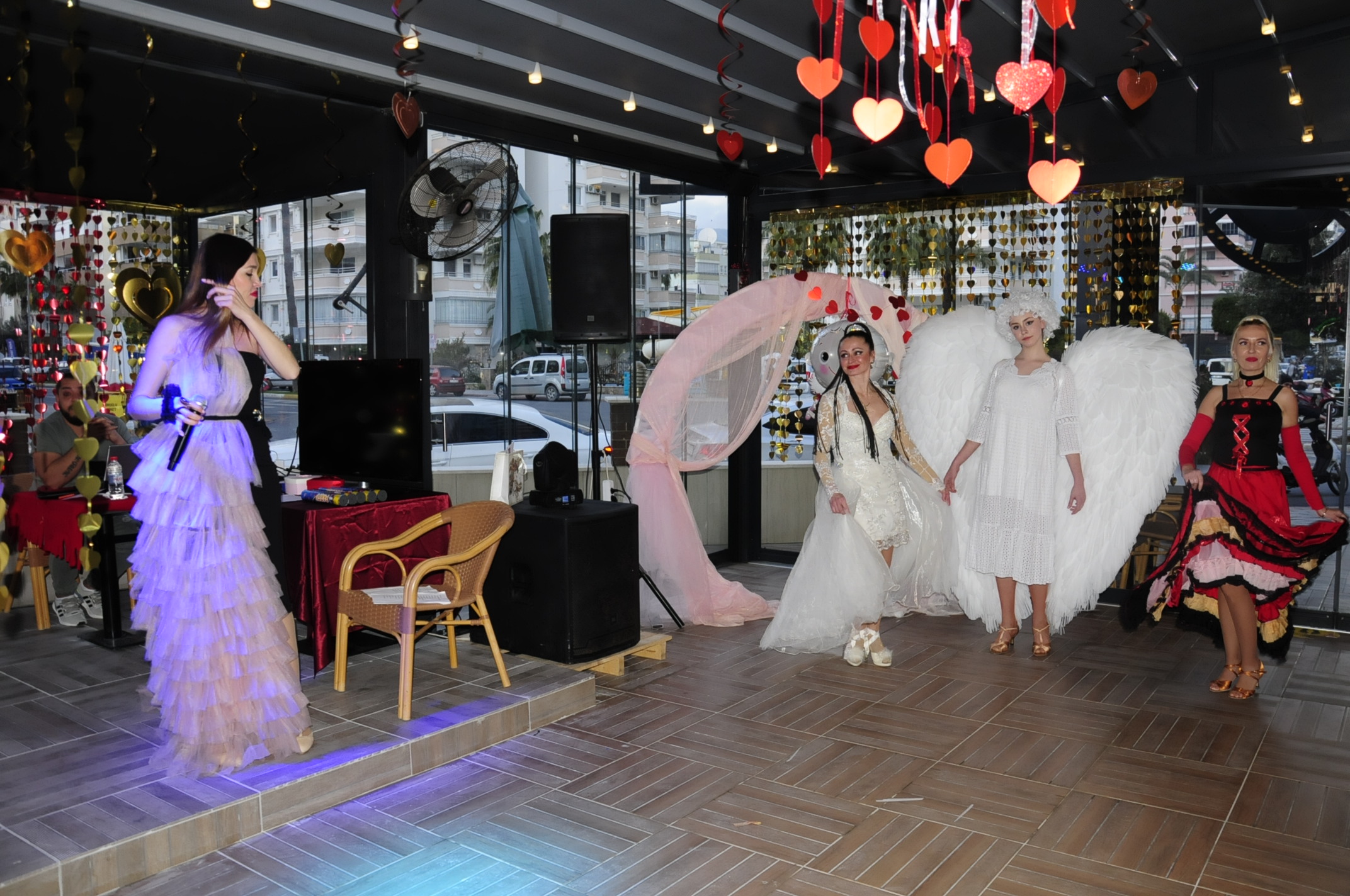 Paris Cafe’de romantik 14 Şubat gecesi