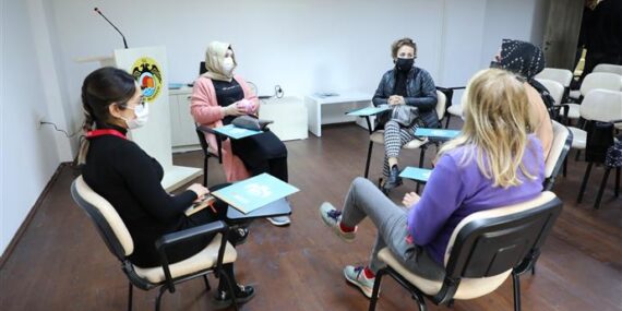 ENGELLİ YAKINLARI GRUP EĞİTİMİ İLE HEM MORAL HEM DESTEK BULUYOR