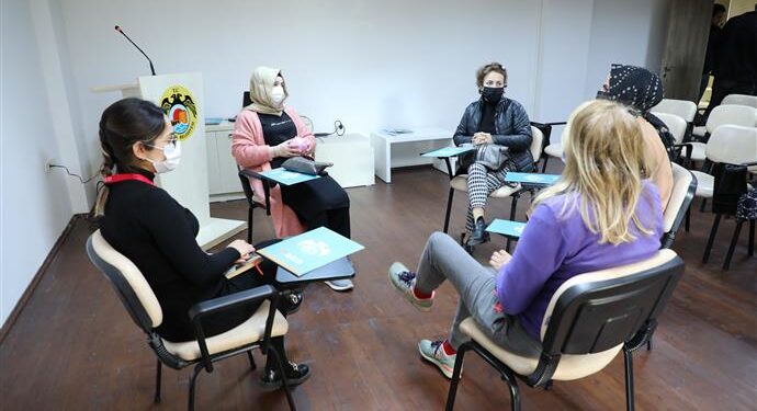 ENGELLİ YAKINLARI GRUP EĞİTİMİ İLE HEM MORAL HEM DESTEK BULUYOR