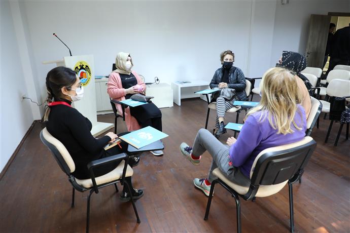 ENGELLİ YAKINLARI GRUP EĞİTİMİ İLE HEM MORAL HEM DESTEK BULUYOR