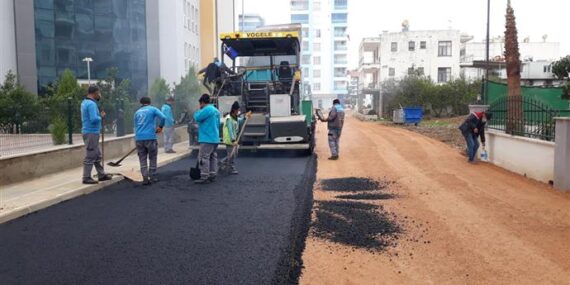 SICAK ASFALT ÇALIŞMASI MAHMUTLAR MAHALLESİ’NDE DEVAM EDİYOR
