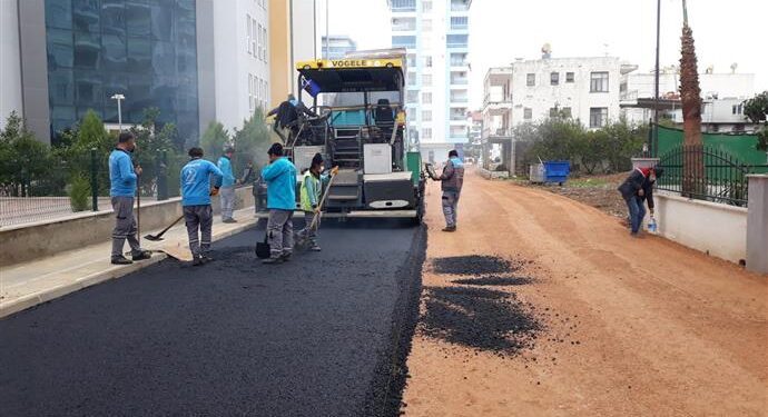 SICAK ASFALT ÇALIŞMASI MAHMUTLAR MAHALLESİ’NDE DEVAM EDİYOR
