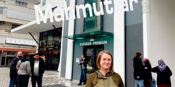 Mahmutlar’da yaşayan Ukraynalılar Bayraklarını astılar