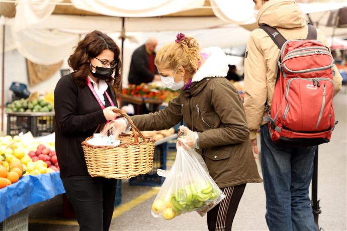 ‘ÇÖZÜM MASASI’ SAHADA VATANDAŞIN KANDİLİNİ KUTLAYIP LOKUM DAĞITTI