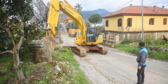 ALANYA BELEDİYESİ KARAKOCALI ACINAR YOLU’NDA GENİŞLETME ÇALIŞMASI BAŞLATTI