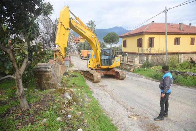 ALANYA BELEDİYESİ KARAKOCALI ACINAR YOLU’NDA GENİŞLETME ÇALIŞMASI BAŞLATTI