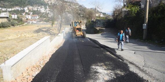 Bozulan yollara sıcak asfalt