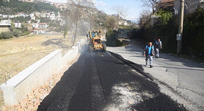 Bozulan yollara sıcak asfalt