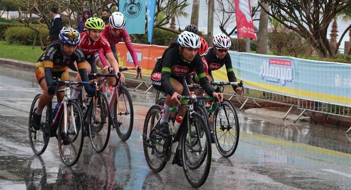 ALANYA’DA PEDALLAR DÜNYA KADINLAR GÜNÜ İÇİN DÖNDÜ