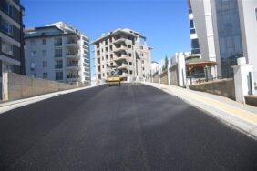 MAHMUTLAR 50.YIL OKULU ÇEVRESİNE SICAK ASFALT