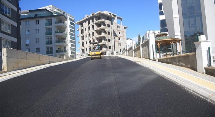 MAHMUTLAR 50.YIL OKULU ÇEVRESİNE SICAK ASFALT