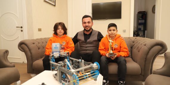 ROBOTİK KODLAMA TAKIMI’NDAN BAKAN ÇAVUŞOĞLU’NA VE BAŞKAN TOKLU’YA TEŞEKKÜR