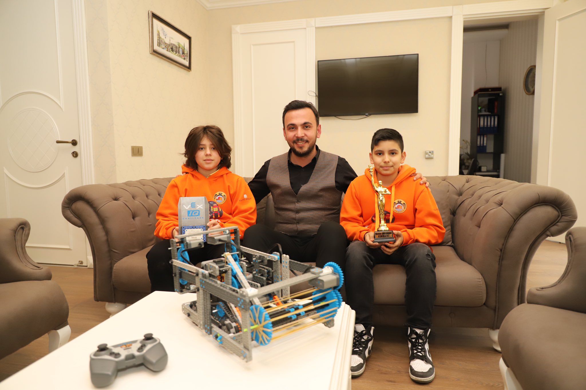 ROBOTİK KODLAMA TAKIMI’NDAN BAKAN ÇAVUŞOĞLU’NA VE BAŞKAN TOKLU’YA TEŞEKKÜR