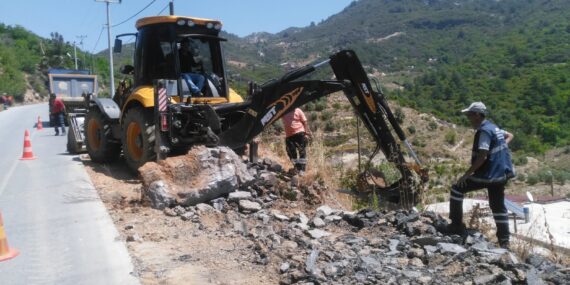 Alanya’da 9 mahalle yoluna yaz bakımı yapıldı