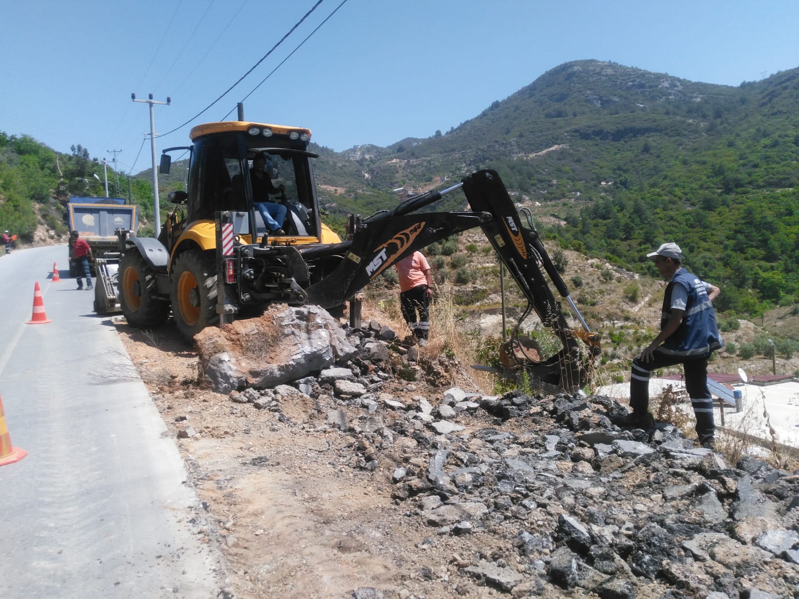 Alanya’da 9 mahalle yoluna yaz bakımı yapıldı
