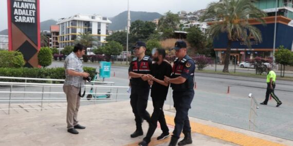 Mahmutlar’da Cezayirli Filistinliyi soydu!