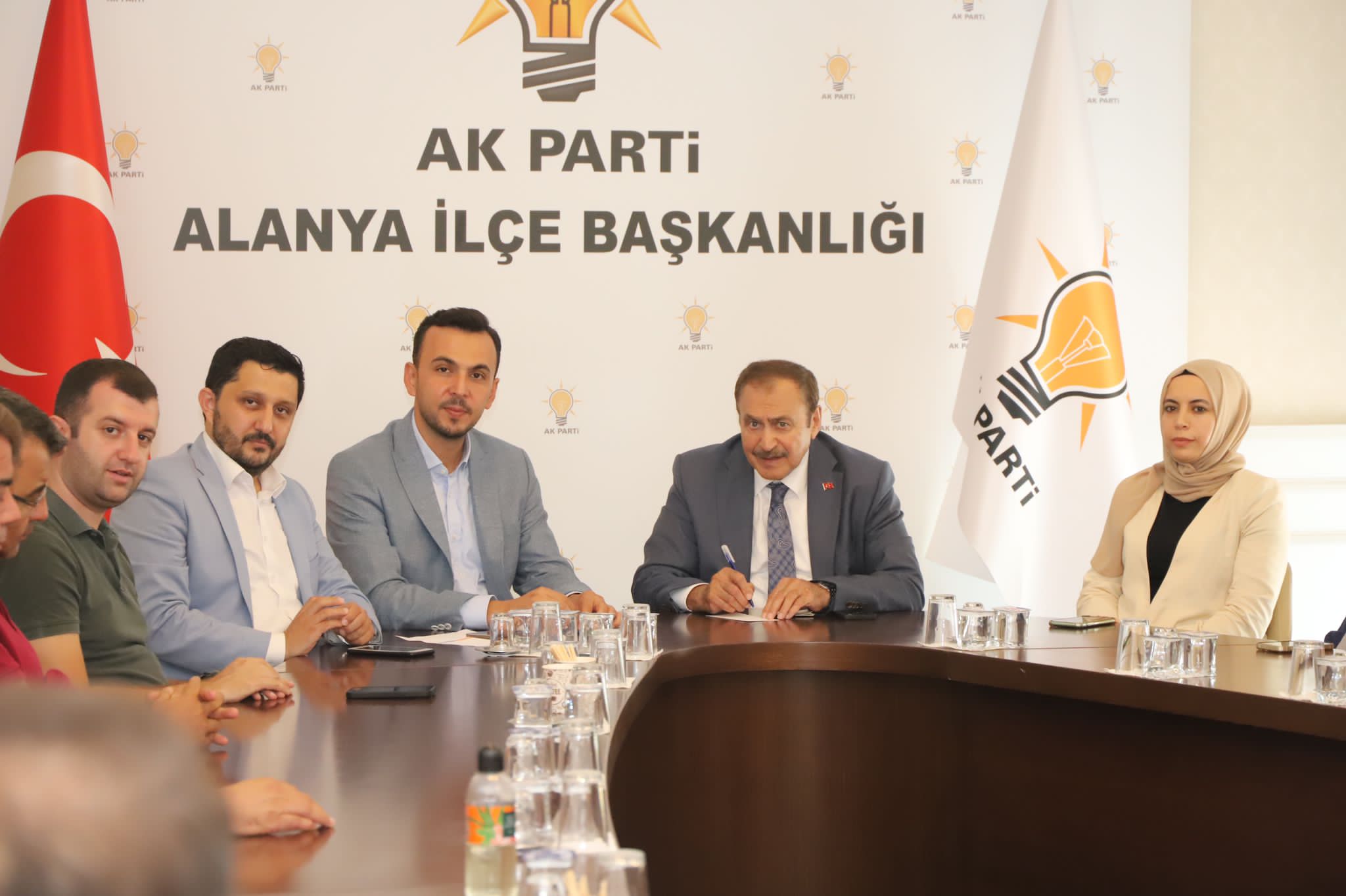 BAKAN EROĞLU’DAN AK PARTİ ALANYA’YA ZİYARET