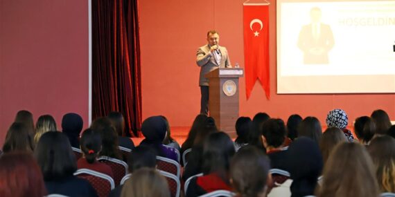 BAŞKAN YÜCEL ÖĞRENCİLERLE SÖYLEŞİDE BİR ARAYA GELDİ
