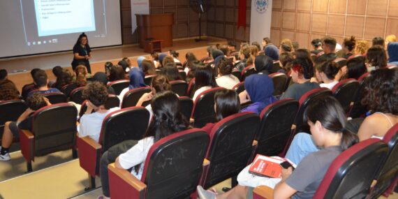 İNTÖRN HEMŞİRELERE, SAĞLIK HİZMETİ İLİŞKİLİ ENFEKSİYON VE KORUNMA YOLLARI ANLATILDI