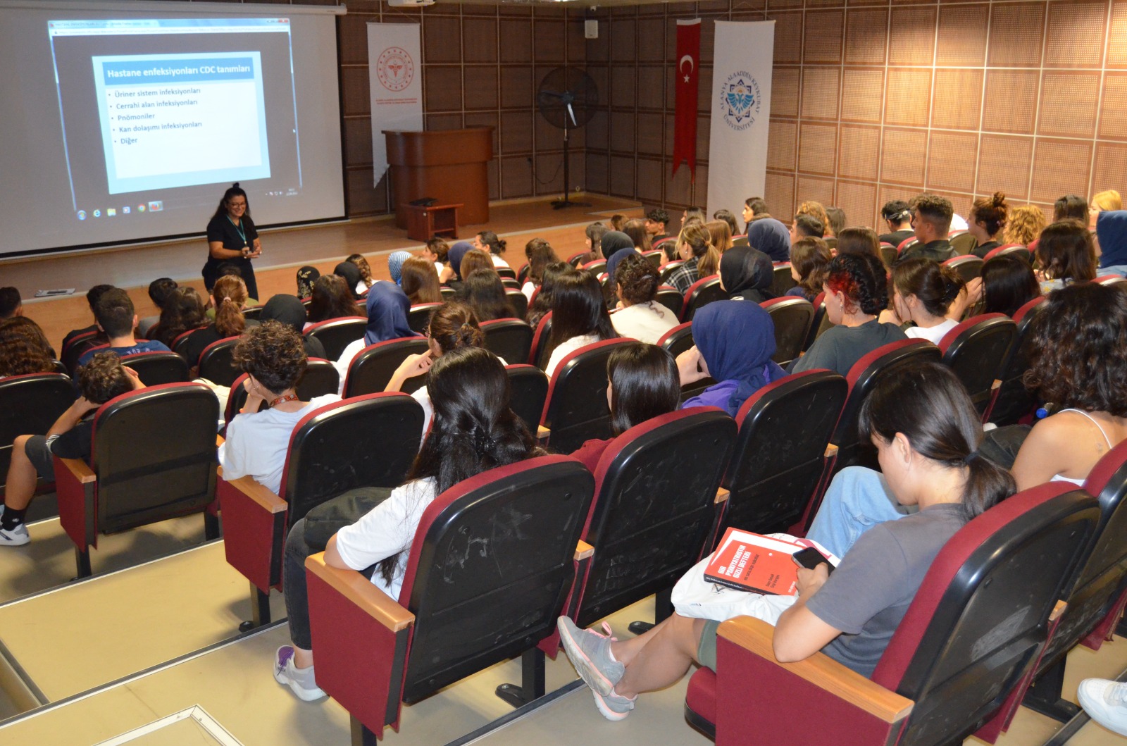 İNTÖRN HEMŞİRELERE, SAĞLIK HİZMETİ İLİŞKİLİ ENFEKSİYON VE KORUNMA YOLLARI ANLATILDI